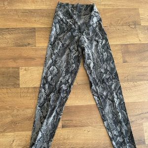 Aerie Snake print leggings 🐍🖤